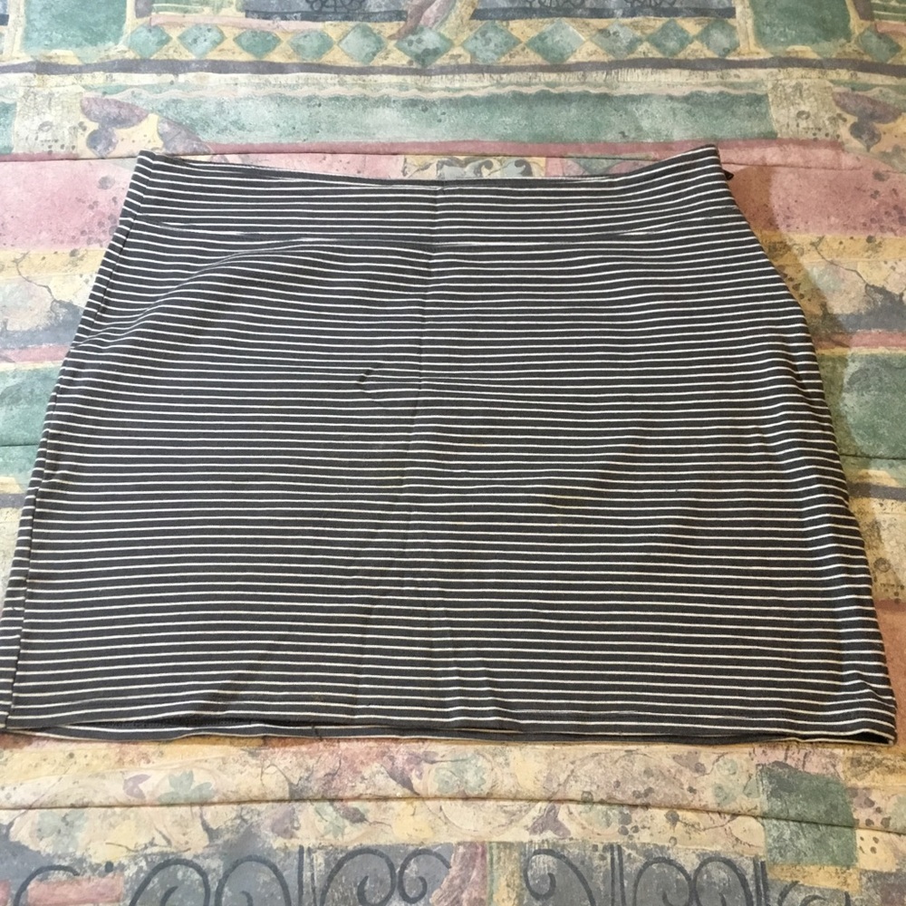 Gap grey and white skirt